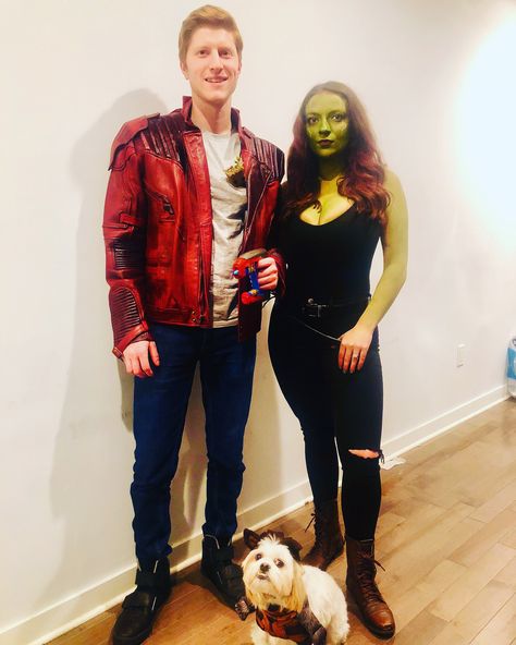 DIY gamora and starlord costume Rocket - dog costume Baby groot Peter quill Halloween Peter Quill Costume, Gamora And Peter Costume, Gamora And Nebula Costumes, Rocket Dog Costume, Couple And Dog Halloween Costumes, Starlord Costume, Gamora And Starlord Costume, Starlord And Gamora Halloween Costume, Guardians Of The Galaxy Family Halloween Costumes