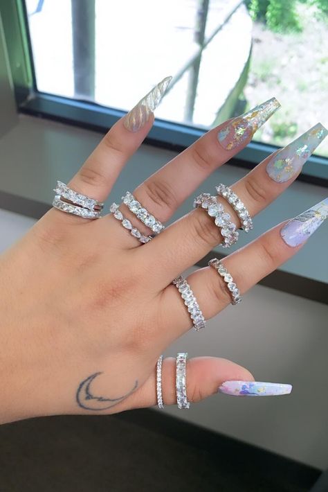 Rings Baddie, Baddie Rings, Obsessed Love, Hand Jewelry Rings, Affordable Rings, Expensive Jewelry Luxury, Stylish Rings, Classy Jewelry, Stacked Jewelry