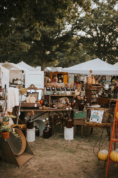 Fall Vendor Market, Craft Market Aesthetic, Cottagecore Vendor Booth, Farmers Market Tent, Vintage Christmas Vendor Booth, Vintage Market Booth Walls, Vintage Market Business, Vintage Store Displays, Vendor Booth