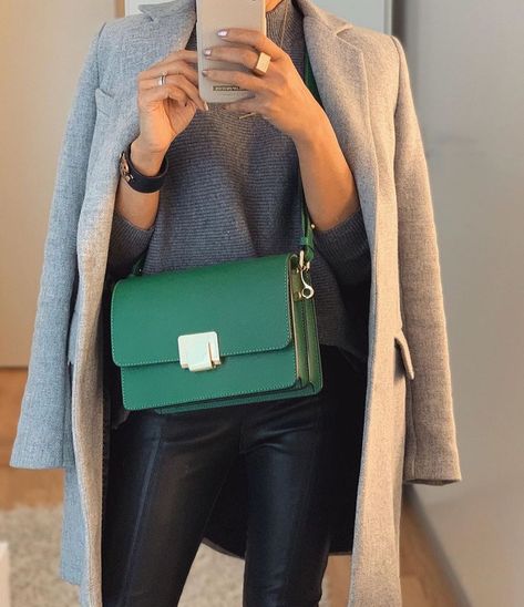 Green Crossbody Bag Outfit, Green Handbag Outfit, Green Bag Outfit, Camelia Roma, Bag Wishlist, Bag Styling, Crossbody Bag Outfit, Style Help, Green Details