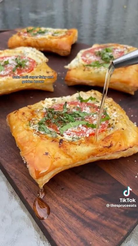 #tart #puffpastryrecipes #HealthyFoodTips Easy Party Breakfast Ideas, Shcutery Board Ideas, Unique Delicious Recipes, Pastry Puff Sandwiches, Pastry Brunch Ideas, Party Food Fingerfood Easy, Pastry Puff Recipes Dinners, Healthy Starters Appetizers, Puff Pastry Healthy Recipes