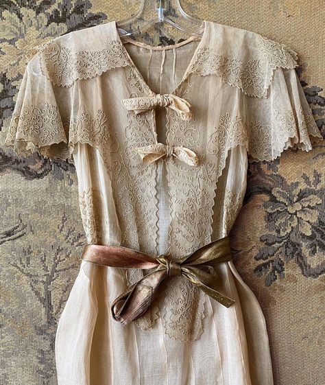 Antique Dress, 1930s Fashion, You Never Know, Sewing Inspiration, Vintage Looks, Vintage Dresses, You Never, Everyday Wear, Vintage Fashion