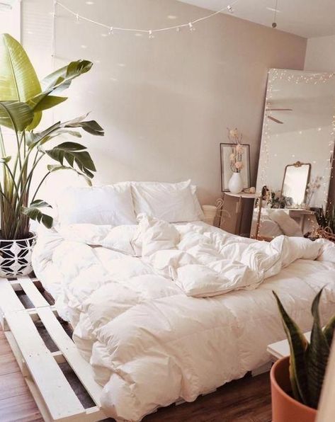 White Cozy Bed, Bedding Guide, Unmade Bed, Unique Comforters, Pallet Bed, Dekorasi Kamar Tidur, Bedroom Décor, Aesthetic Rooms, Dream Rooms