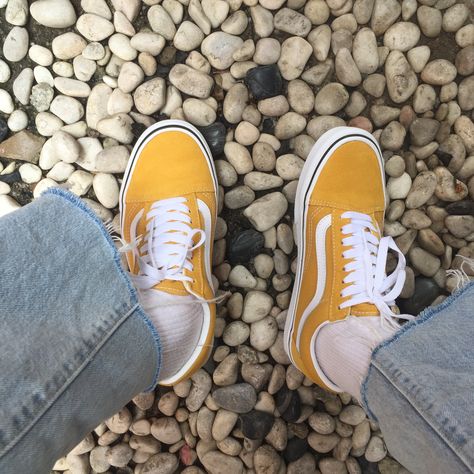 Vans Shoes Outfit, Yellow Vans, Vans Old Skool, Vans Old Skool Sneaker, Vans Shoes, Vans Sneaker, Summer Outfits, Yellow, Sneakers