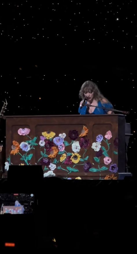 Taylor Swift Piano Flowers, Eras Tour Piano Flowers, Piano Flowers, Piano Tattoo, Folklore Cardigan, Art Eras, Swift Wallpaper, Lavender Haze, Swift Concert