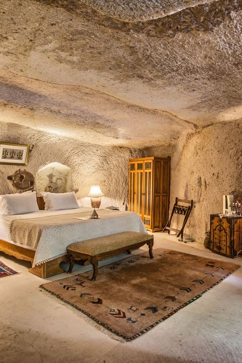 Underground Hotel, Secret Rooms In Houses, Small Stone House, Mountain Interiors, Big Draw, Cave Hotel, Museum Hotel, Mud House, Natural Homes