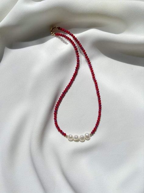 Freshwater Pearl Necklace Diy, Red Handmade Necklace, Red Necklace Beads, Red Bead Necklace, Pearl Necklace Ideas, Red Beads Necklace, Red Pearl Necklace, Pearl And Bead Necklace, Ruby And Pearl