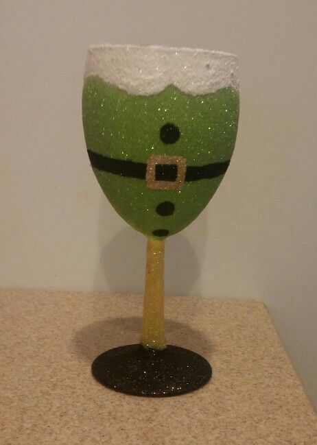 Elf movie wine glass Elf Wine Glasses, Grinch Painting, Christmas Wine Glasses Diy, Painted Wine Glasses Christmas, Unique Bottles, Wine Crafts, Christmas Wine Glasses, Glitter Wine Glasses, Bottle Designs