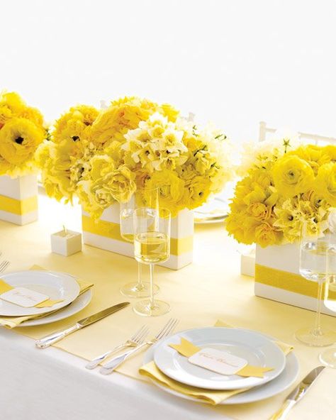 Yellow Place Setting, Yellow Wedding Centerpieces, Yellow Wedding Decorations, Yellow Centerpieces, Summer Color Palettes, Yellow Tablecloth, Yellow Wedding Theme, Yellow Wedding Flowers, Yellow Table