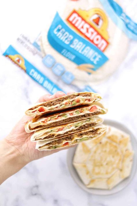 Low Cal Crunch Wrap, Low Calorie Crunch Wrap, Low Carb Tortilla Lunch Ideas, Low Carb Crunchwrap Supreme, Crunch Wrap Supreme Recipe Healthy, Low Carb Crunch Wrap, High Protein Crunch Wrap, Healthy Crunchwrap Supreme, Recipes Using Low Carb Tortillas