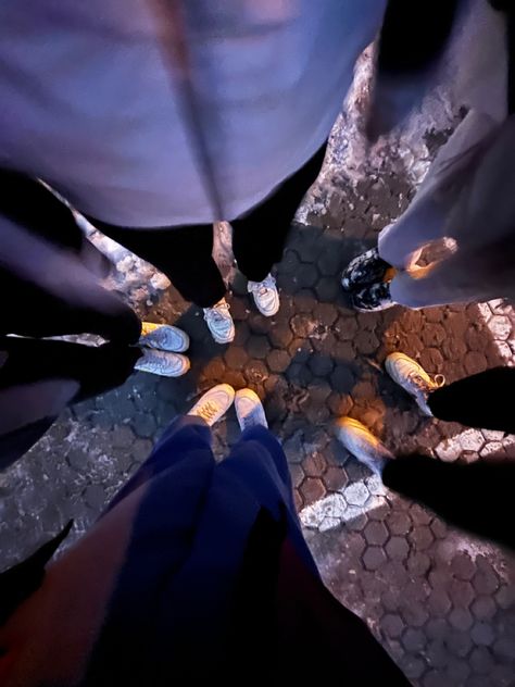 Shoe Circle Friends, Two Shoes Aesthetic Friends, Aesthetic Shoes Photo Friends, Friends Shoes Pictures Aesthetic, Golden Hour Friends Aesthetic, Aesthetic Circle, Circle Aesthetic, Circle Circle, Band Au