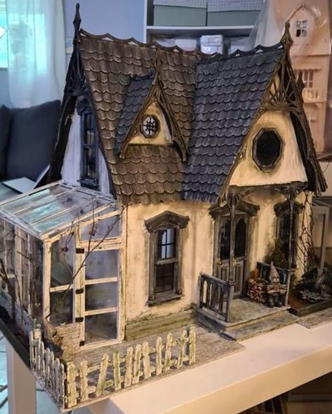 Cardboard House Interior, Tiny Cardboard House, Cardboard Doll House Diy, Haunted House Diorama, Miniature Cardboard Houses, Model Houses Miniatures, Cardboard Dollhouse Diy, Cardboard Miniature House, Miniature Houses Diy Cardboard