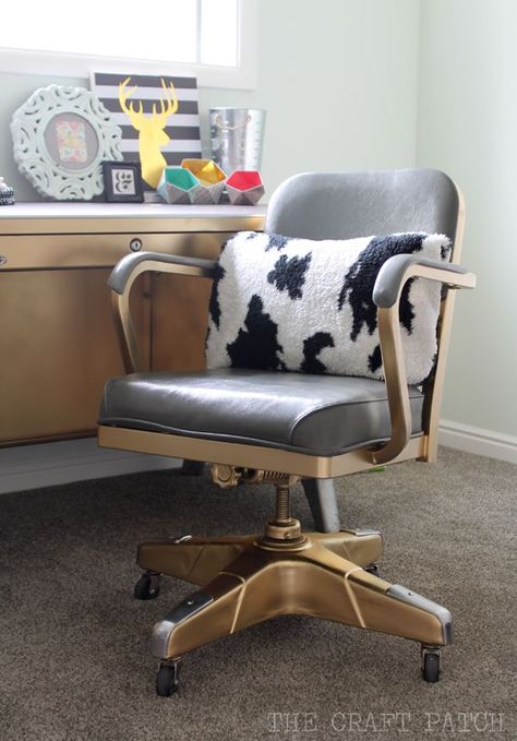 This vintage desk and chair makeover are to die for!! #beforeandafter #furnituremakeover #officechair Tanker Desk Makeover, Desk Chair Makeover, Office Chair Makeover, Vintage Desk Chair, Retro Office Chair, Tanker Desk, Chair Inspiration, Vintage Office Chair, Mid Century Office Chair