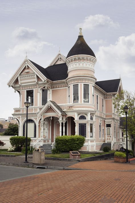 Old victorian house called the "Pink Lady" built in 1889 in Eureka, California. Pink Victorian House, Old Victorian House, Victorian Style House, Old Victorian Homes, Victorian Style Homes, Pink Victorian, Pink House, Victorian Architecture, Victorian House