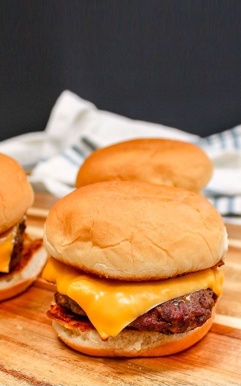 Grilled Chili Cheeseburgers are a twist on a traditional cheeseburger. Seasoned with chili, cheese in the burger, and on top make one delicious bite! This burger is really simple, but so packed with flavor. Ground beef with chili powder, onion powder, salt, and pepper, a little Worcestershire sauce, and shredded cheddar cheese. Pop them on toasted buns, and top with super melty and gooey American cheese Chili Cheeseburgers, Beef Recipes Easy Dinners, Best Grill Recipes, Ground Beef Crockpot Recipes, Chili Cheese Burger, Easy Ground Beef Recipes, Ground Beef Chili, Ground Beef Casserole Recipes, Ground Beef Pasta