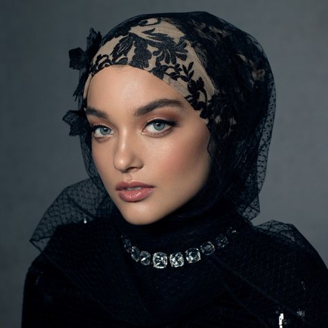 High-End Luxury Hijabs Are Trying To Change Everyone's Perspective On Muslim Headscarves | DeMilked Hijab Pictures, Beau Hijab, Hijab Party, Lace Hijab, Jersey Hijab Scarfs, Hijabi Styles, Hijab Stile, Hijab Wedding Dresses, Bone Structure