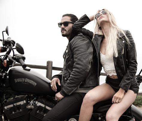 Couple on a motorcycle with sunglasses and leather jackets / lifestyle photography / farsaiphoto.com Biker Pictures, Motorcycle Wedding Pictures, Motorcycle Wedding, Motorcycle Couple, Wind Blowing, Vintage Bridesmaids, Adventure Couple, New Motorcycles, Mötley Crüe