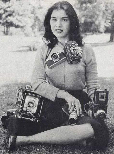 Vintage cameras Photo Glamour, Girls With Cameras, Black And White Love, Old Camera, Famous Photographers, Glamour Photography, Female Photographers, Photography Camera, Vintage Cameras