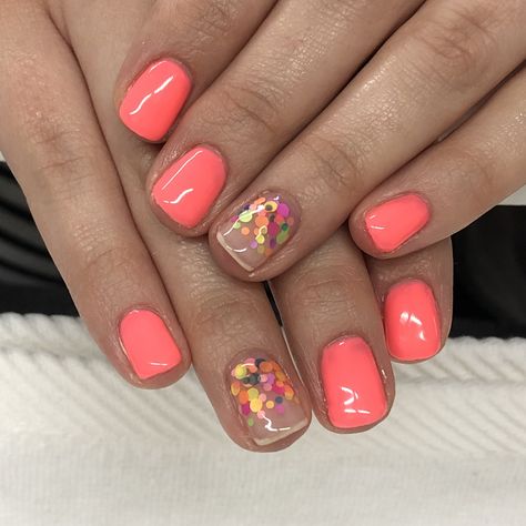 Confetti Dip Nails, Peach Short Nails With Designs, Short Confetti Nails, Coral Nail Designs Summer, Coral Holiday Nails, Coral Gel Nails Short, Fun Summer Nails Bright Short, Melon Color Nails, Coral Disney Nails