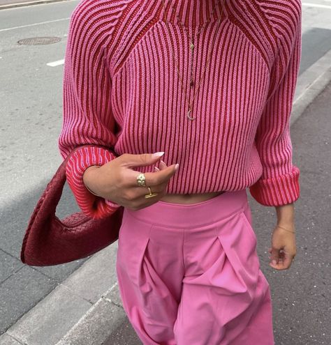 Pink Details Outfit, Fall Outfits Colorful, Tin Vcb, Barbie Core, Colorful Outfits, Street Style Chic, Winter Looks, Fashion Killa, Sweater Fashion