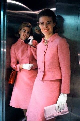 El uniforme perfecto Princess Katherine Duchess Kate, Pink Suits, Mode Prints, Fashion 1960s, Look Retro, Flight Attendants, Pink Suit, Studio 54, Retro Mode