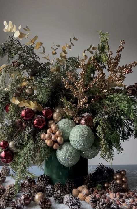 Modern Christmas Floral Arrangements, Ideas Bedroom Decoration, Holiday Flower Arrangements, Christmas Floral Designs, Holiday Floral Arrangements, Bedroom Decoration Ideas, Modern Style Bedroom, Christmas Flower Arrangements, Holiday Arrangement