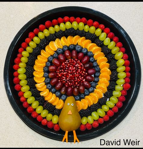 Thanksgiving Vegetable Tray, Thanksgiving Veggie Tray, Turkey Fruit Platter, Snack Platters, Fruit Turkey, Thanksgiving Fruit, Thanksgiving Vegetables, Amazing Food Platters, Thanksgiving Snacks