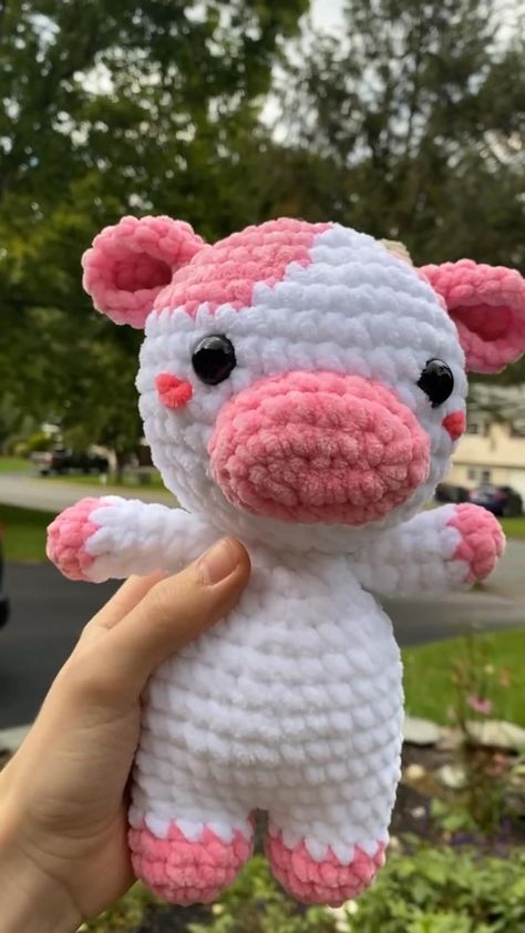 these images are for crochet patterns and these images are for crochet gifts Aesthetic Patterns, Strawberry Cow, Easy Crochet Animals, Crochet Aesthetic, Crochet Strawberry, Beginner Crochet Tutorial, Crochet Cow, Kawaii Crochet, Crochet Bookmarks