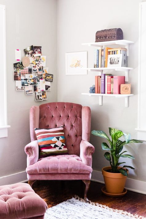 Cozy Apartment Decor, Pink Chairs, Quirky Home Decor, Trendy Bedroom, Decor Essentials, Small Room, Retro Home Decor, A Living Room, Retro Home