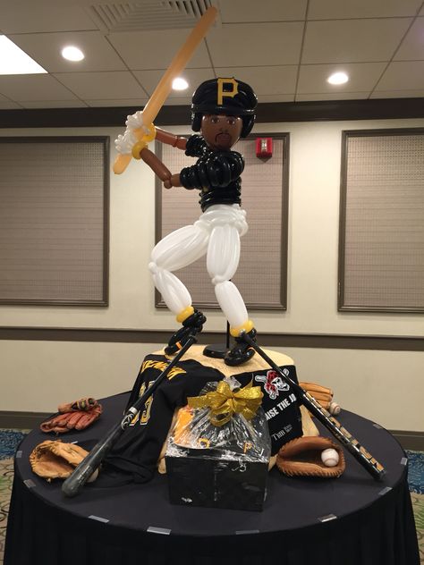 Here is a Pittsburgh Pirate balloon sculpture I made.....Rebecca Kanar Football Balloons, Twisting Balloons, Balloon Arrangements, Balloon Sculptures, Balloon Centerpieces, Gold Wedding Cake, Balloon Columns, Balloon Animals, Balloon Art