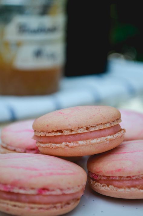 Rhubarb Macarons, Macaron Ideas, Cool Desserts, Baking Challenge, Pastry Cream Filling, Macarons Recipe, Cookies Light, Macaron Recipes, Macaron Flavors