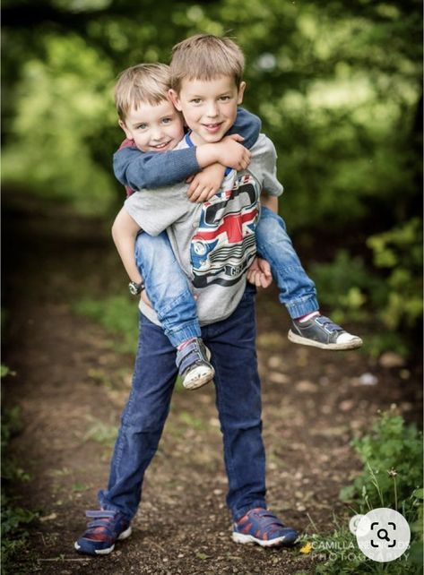 2 Brothers Photography Poses, Brother Photo Ideas, Brothers Pictures, Sibling Photography Poses, Hisoka Wallpapers, Brother Pictures, Sibling Photo Shoots, Composition Photo, Brothers Photography