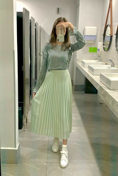 Long Light Green Skirt Outfit, Green Pleated Skirt Outfit Summer, Long Pleated Skirt Outfit Summer, Long Green Pleated Skirt, Light Green Skirt Outfit, Pleated Skirt Outfit Fall, Korean Modest Outfits, Pleated Skirt Outfit Summer, Pleated Maxi Skirt Outfit