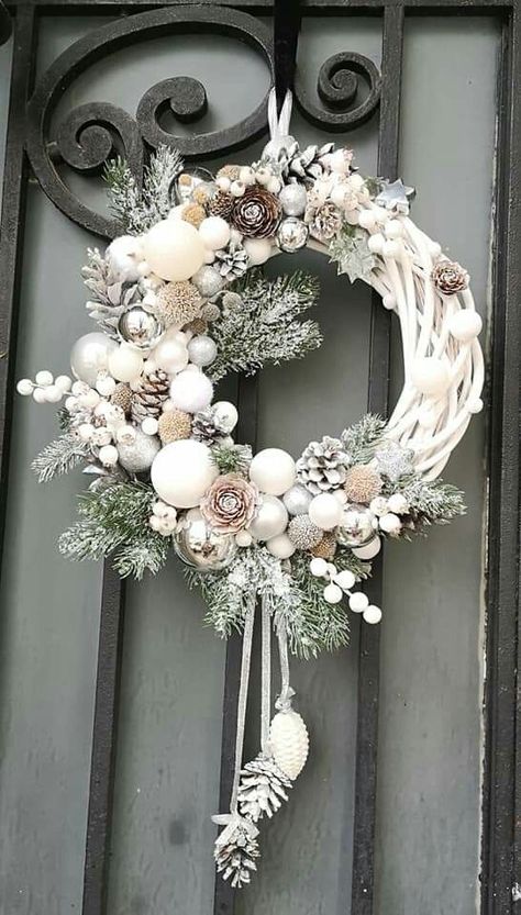 Advent Door Wreath, Unique Wreath Ideas, Advent Wreath Ideas, Christmas Flower Decorations, Decor Christmas Home, White Christmas Wreath, Christmas Candle Decorations, Christmas Flower Arrangements, Christmas Floral Arrangements