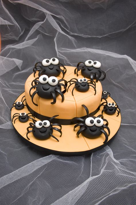 Halloween Spider Cake courtesy of Carol Deacon's Holiday Cakes and Cupcakes 36 Birthday Cake, 19 Birthday Cake, Fondant Designs, Goth Cakes, 36 Birthday, Best Birthday Cake Recipe, 19th Birthday Cakes, Godzilla Birthday, Spider Cake