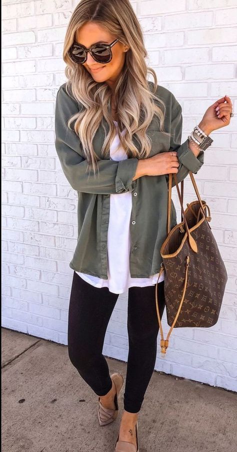 be53ee61104935234b174e62a07e53cfdesc40485125ri Look Boho Chic, Preppy Spring, Grey Shirt Dress, Spring Dresses Women, Black Jeans Outfit, Spring Outfits Women, Mode Inspo, Inspired Outfits, Date Outfits