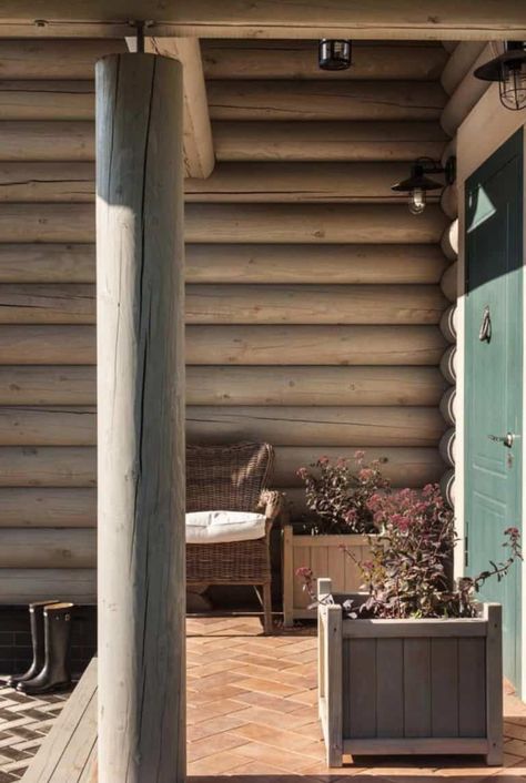 Rustic-chic log cabin style home in the countryside of Moscow Painted Log Cabin Exterior, Painted Log Home Interior, Small Cottage Interiors, Modern Cabin Interior, Cabin Style Home, Log Homes Exterior, Rustic Home Exterior, Log Home Interior, Log Cabin Exterior