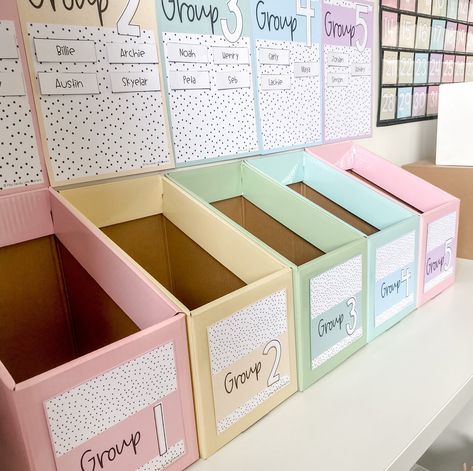 Classroom Reading Tracker Display, Colourful Classroom Decor, Classroom Names Ideas Teachers, Classroom Notebook Organization, Cute Pink Classroom, Pink And Gold Classroom Decor, Classroom Student Storage, Preschool Room Layout Classroom Setup, Board Display Ideas Classroom