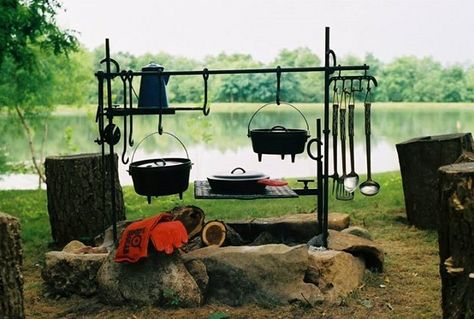 Love this firepit setup   Source: unknown Camping Cooking Gear, Outdoor Cooking Area, Fireplace Set, Dutch Oven Cooking, Backyard Camping, Fire Cooking, Campfire Cooking, Cooking Set, Backyard Barbecue