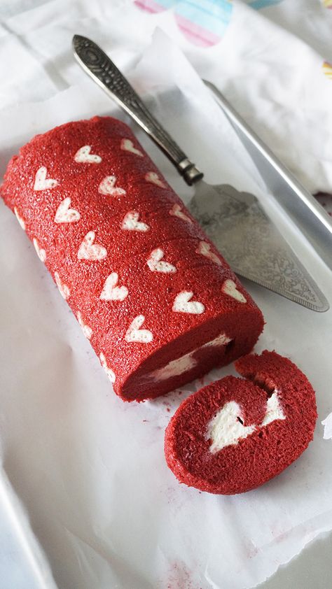 Red Velvet Roll Cake, Red Velvet Swiss Roll, Red Velvet Roll, Red Velvet Cake Roll, Swiss Roll Cakes, Cupcakes Decorating, Swiss Roll Cake, Cake Rolls, Cake Roll Recipes