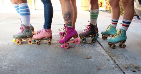 Roller Quad, Roller Skating Outfits, Quad Roller Skates, Snowboard Girl, Derby Girl, Quad Skates, Roller Skaters, Skate Girl, Website Ideas