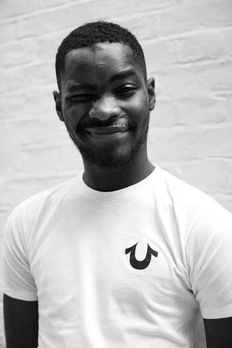 Santan dave #dave #rap #grime #music #drake Santan Dave Black And White, Rappers Smiling, Dave Black And White, Santan Dave Wallpaper, Dave Wallpaper, Dave Santan, Dave Rapper, Santan Dave, Grime Artists