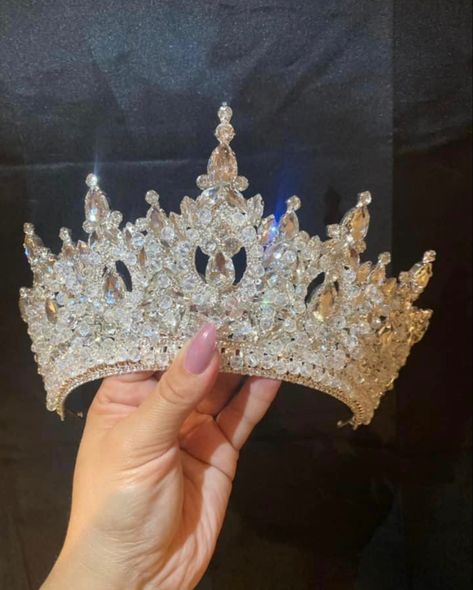 Quince Crowns Champagne, Quinceanera Themes White And Gold, Quince Big Crowns, Big Quinceanera Crowns, Xv Crowns Gold, White Quince Crown, White Gold Quinceanera Theme, White And Gold Quinceanera Crown, Quince Decorations White And Gold