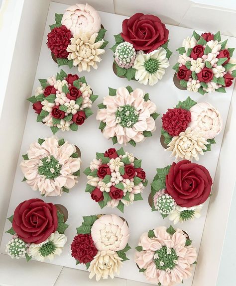 Cupcakes Flores, Cookie Tips, Piping Flowers, Cupcake Decorating Tips, Cake Pop Stands, Food Business Ideas, Pretty Cupcakes, Beautiful Cake Designs, Buttercream Cake Decorating