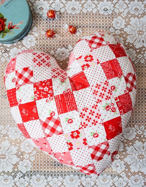 Patchwork Heart Pillow, Heart Pillows Valentine, Quilted Heart Pillow, Heart Pillow Pattern Sewing, Heart Pillow Pattern, Valentine Pillows, Quilts Easy, Baby Quilts Easy, Love Pillows