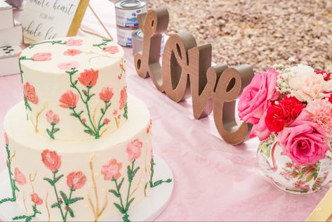 Love sign, white cake, bridal shower cake, flower cake Love Is In Bloom Bridal Shower Cake, Love Is In Bloom Cake, Wedding Proposal Ideas Engagement, White Flower Cake, Shower Vibes, Love Is In Bloom, Bridal Shower Desserts, Cake Bridal, Bridal Shower Backdrop