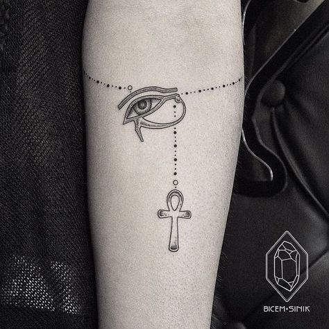 Ankh Tattoo Designs – Signification du symbole de la croix égyptienne Egyptian Symbol Tattoo, Egyptian Eye Tattoos, Ankh Tattoo, Horus Tattoo, Egyptian Tattoo Sleeve, Tato Henna, Kunst Tattoos, Egypt Tattoo, Egyptian Tattoo