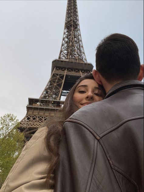 Paris Couple Pictures, Eiffel Tower Pictures, Cute Couple Aesthetic, Paris Instagram Pictures, Couple Travel Photos, Paris Photo Ideas, Couple Aesthetics, Paris Couple, Sisters Photoshoot Poses