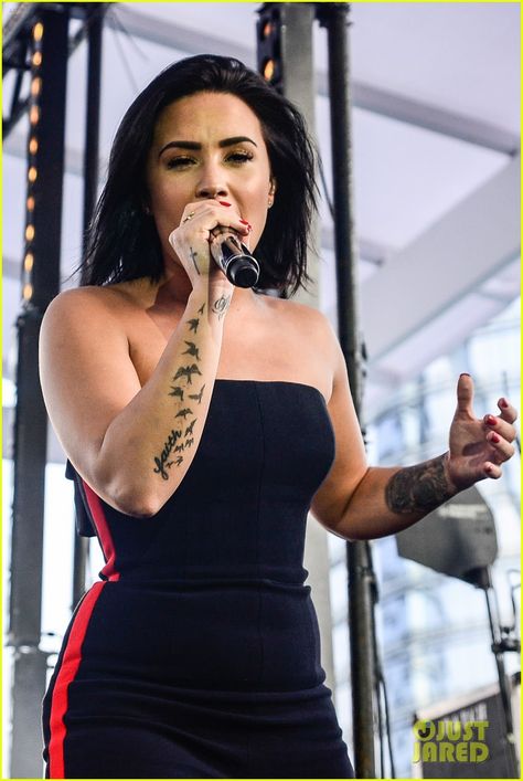 Demi-Confident-Brazil Demi Lovato Weight, Demi Lovato 2017, Demi Lovato Live, Demi Lovato Tattoos, Demi Lovato Style, Weight Gain Journey, La Tattoo, Gigi Style, Concert Fashion