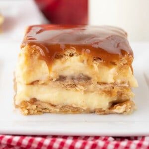 Easy No-Bake Caramel Apple Eclair Cake - House of Nash Eats Caramel Apple Eclair Cake, Apple Eclair Cake, Apple Eclair, Baked Caramel Apples, Eclair Cake Recipes, Cooktop Cove, Gourmet Caramel Apples, Baked Caramel, Apples Cinnamon